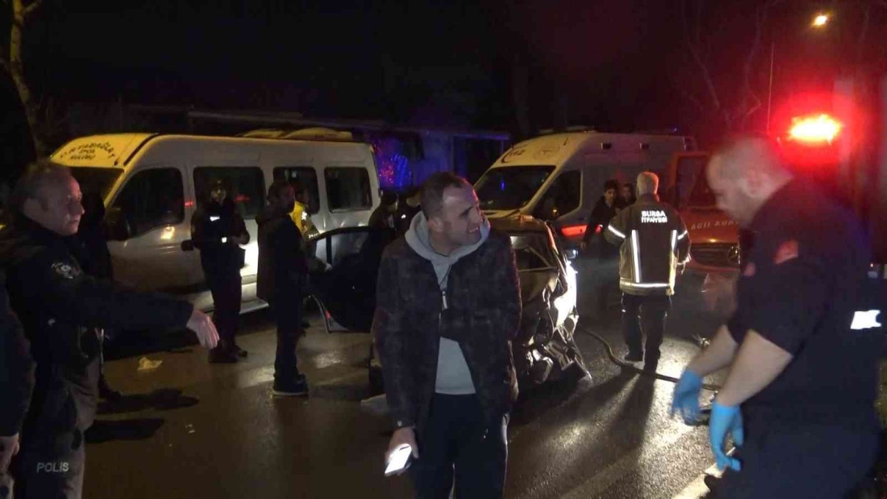 "Dur" ihtarına uymayan ehliyetsiz sürücü kaza yaptı: 1 ölü, 1’i ağır 4 yaralı