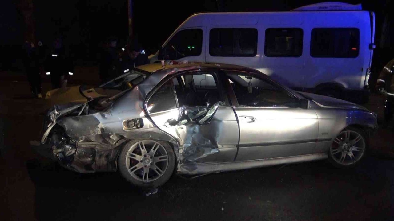 "Dur" ihtarına uymayan ehliyetsiz sürücü kaza yaptı: 1 ölü, 1’i ağır 4 yaralı