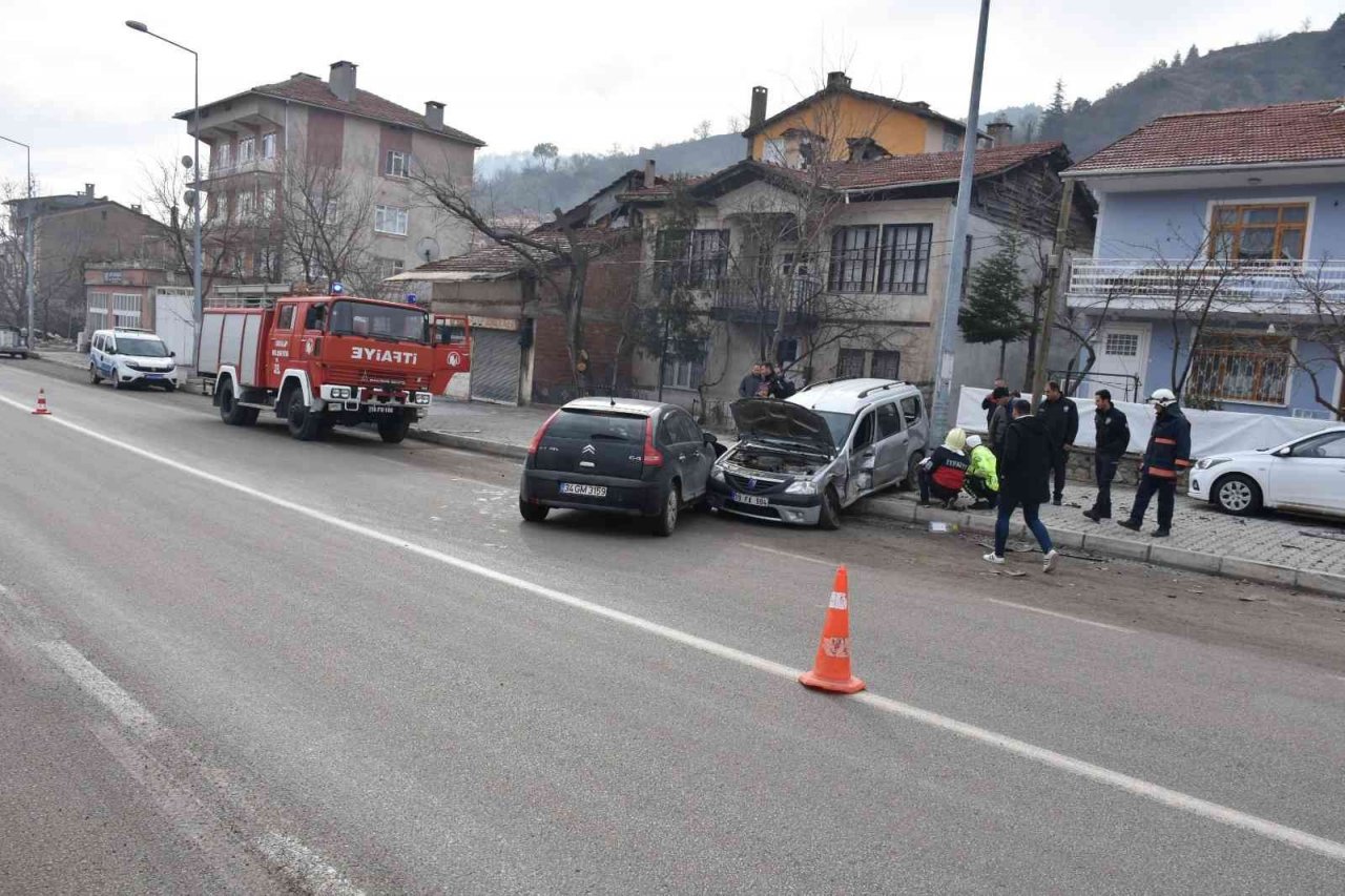 Otomobil park halindeki araca çarptı: 1 yaralı