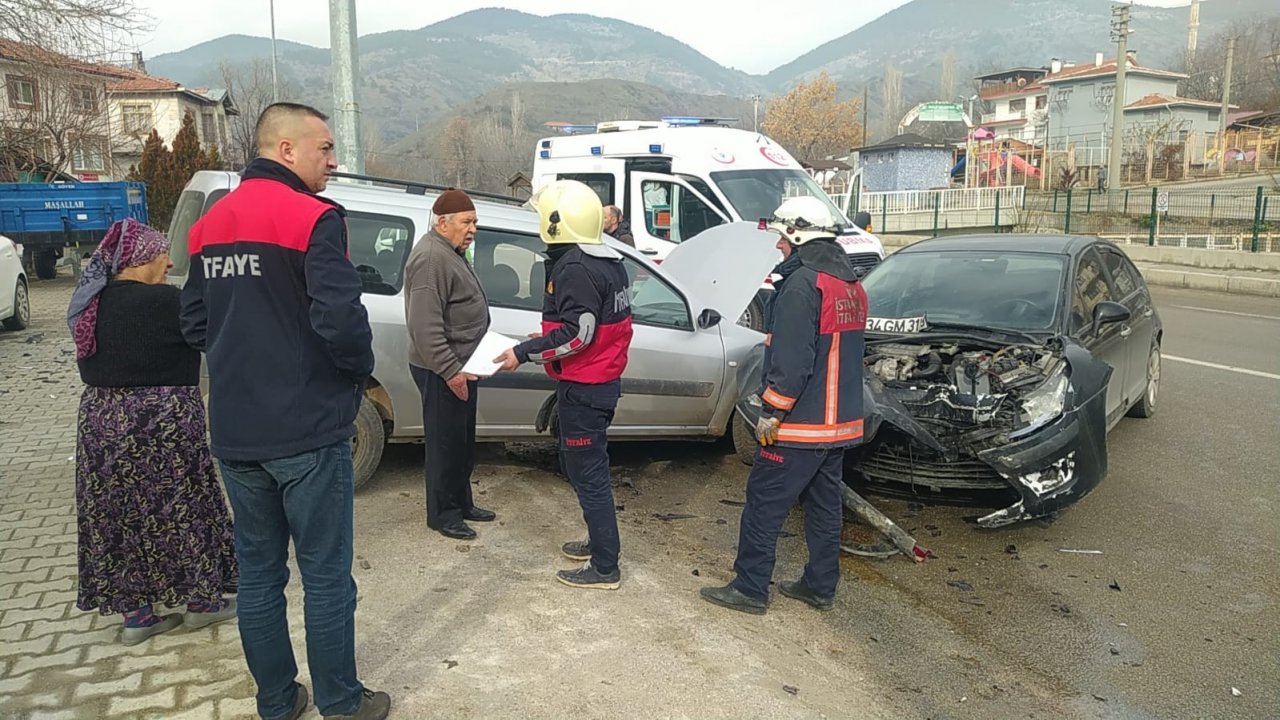 Otomobil park halindeki araca çarptı: 1 yaralı