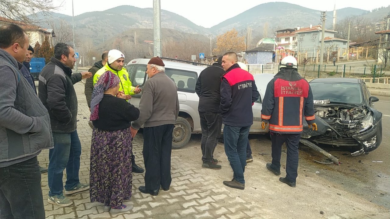 Otomobil park halindeki araca çarptı: 1 yaralı