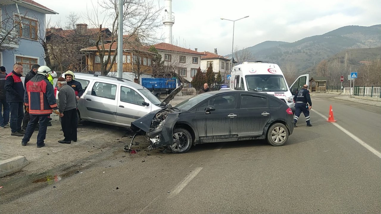 Otomobil park halindeki araca çarptı: 1 yaralı