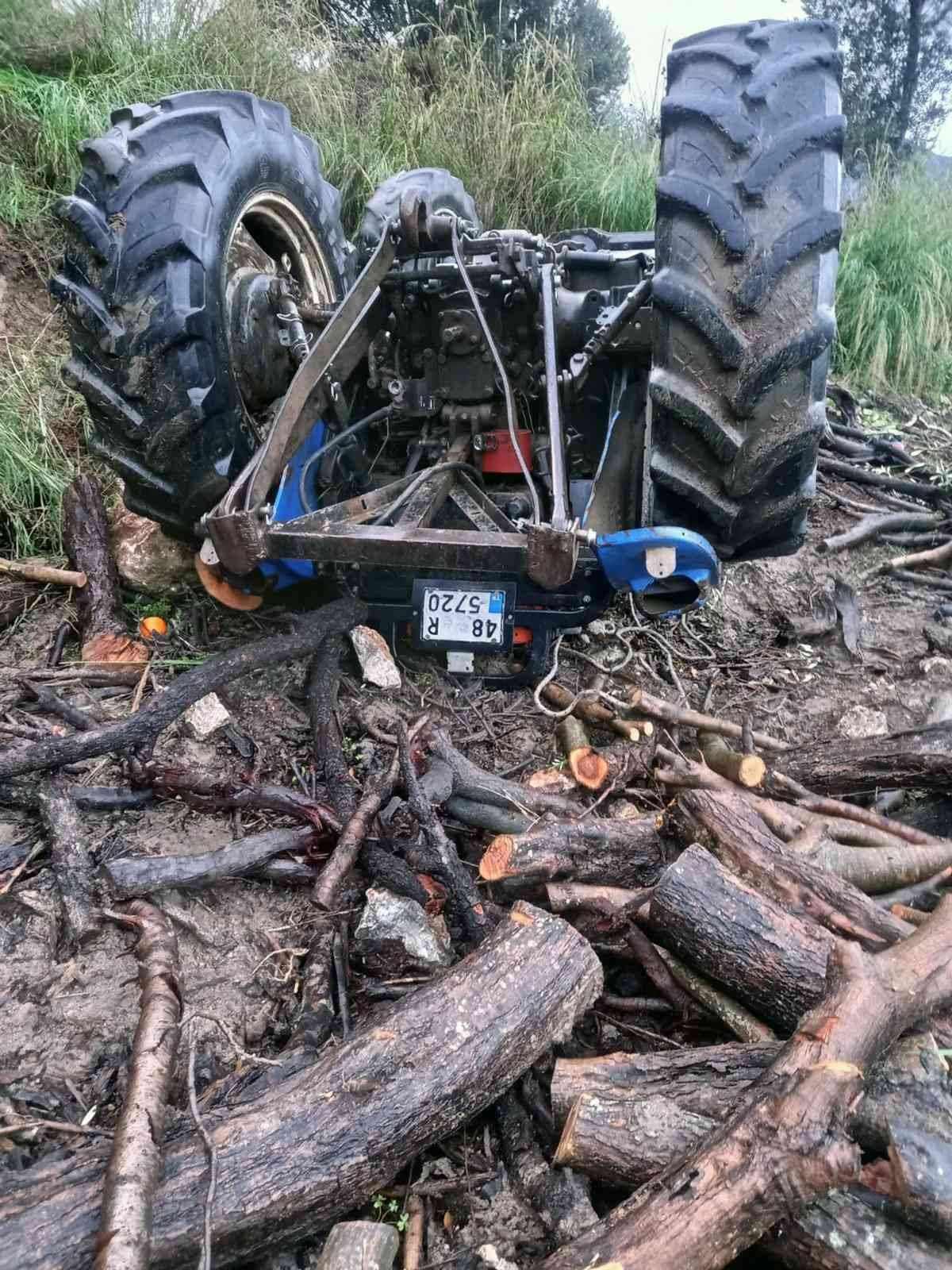 Traktörün altında kalan sürücüyü itfaiye ekipleri kurtardı