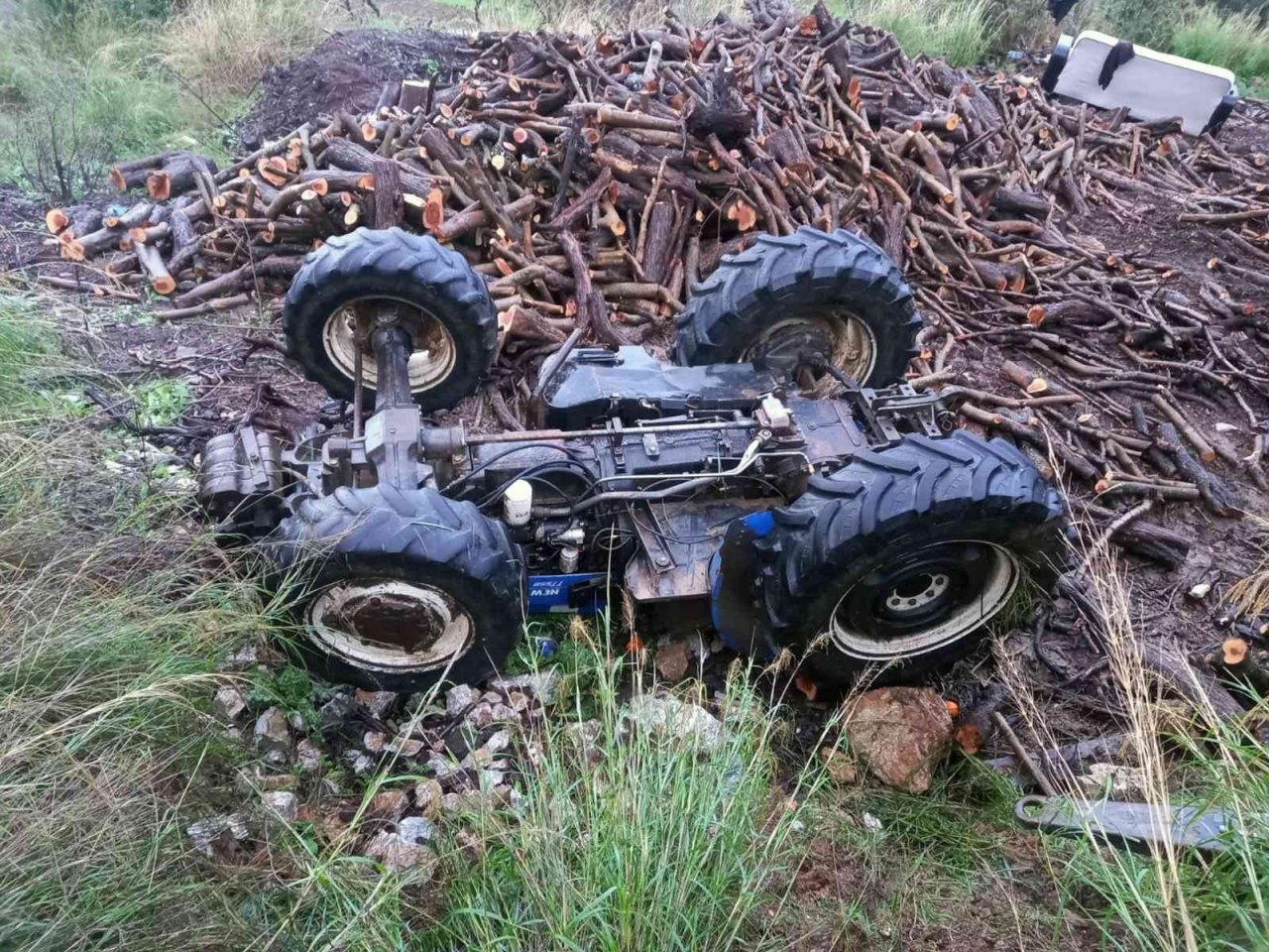 Traktörün altında kalan sürücüyü itfaiye ekipleri kurtardı