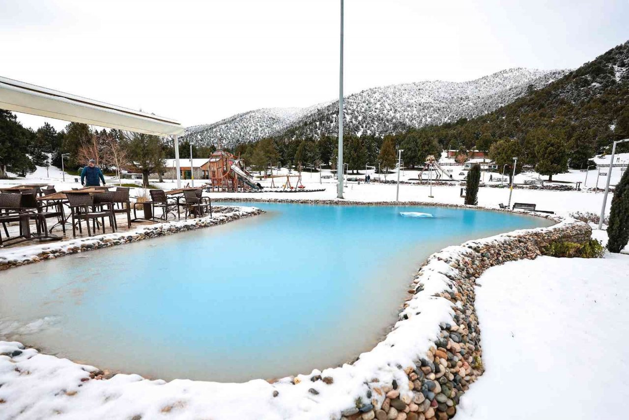 Teleferik beyaza büründü, kayak merkezinde kar kalınlığı 1 metreyi aştı