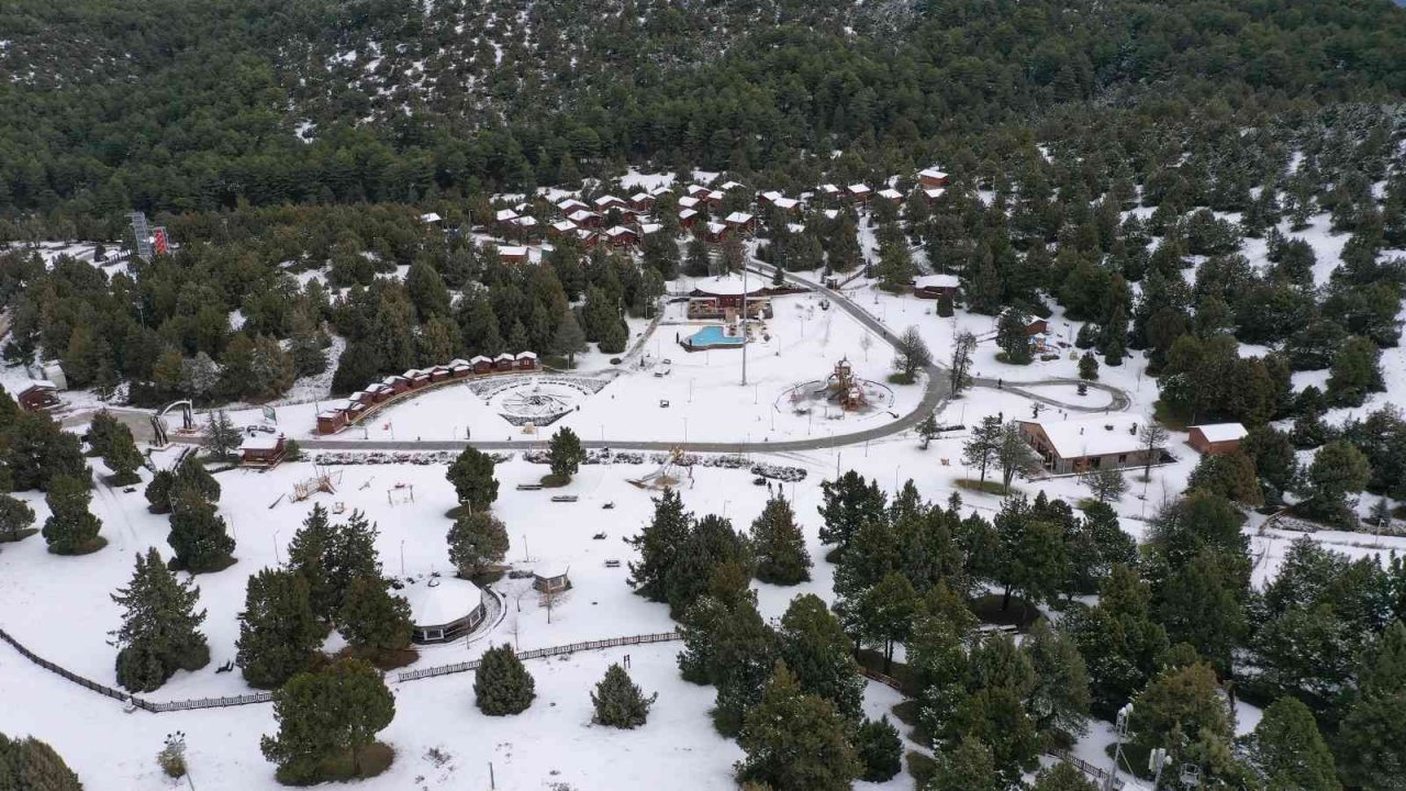 Teleferik beyaza büründü, kayak merkezinde kar kalınlığı 1 metreyi aştı