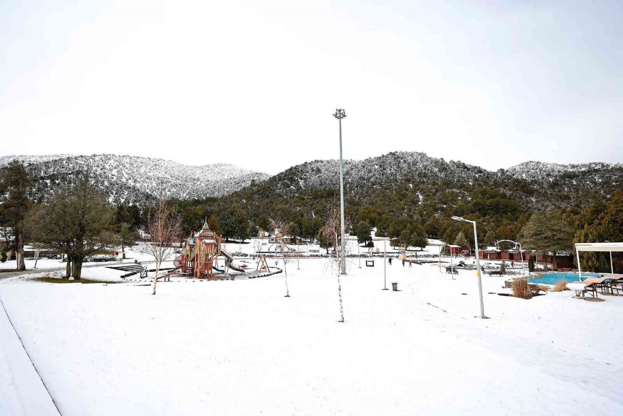 Teleferik beyaza büründü, kayak merkezinde kar kalınlığı 1 metreyi aştı