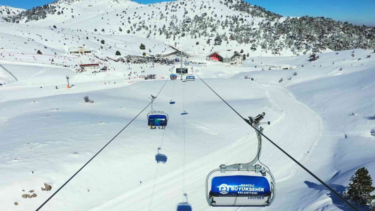 Teleferik beyaza büründü, kayak merkezinde kar kalınlığı 1 metreyi aştı
