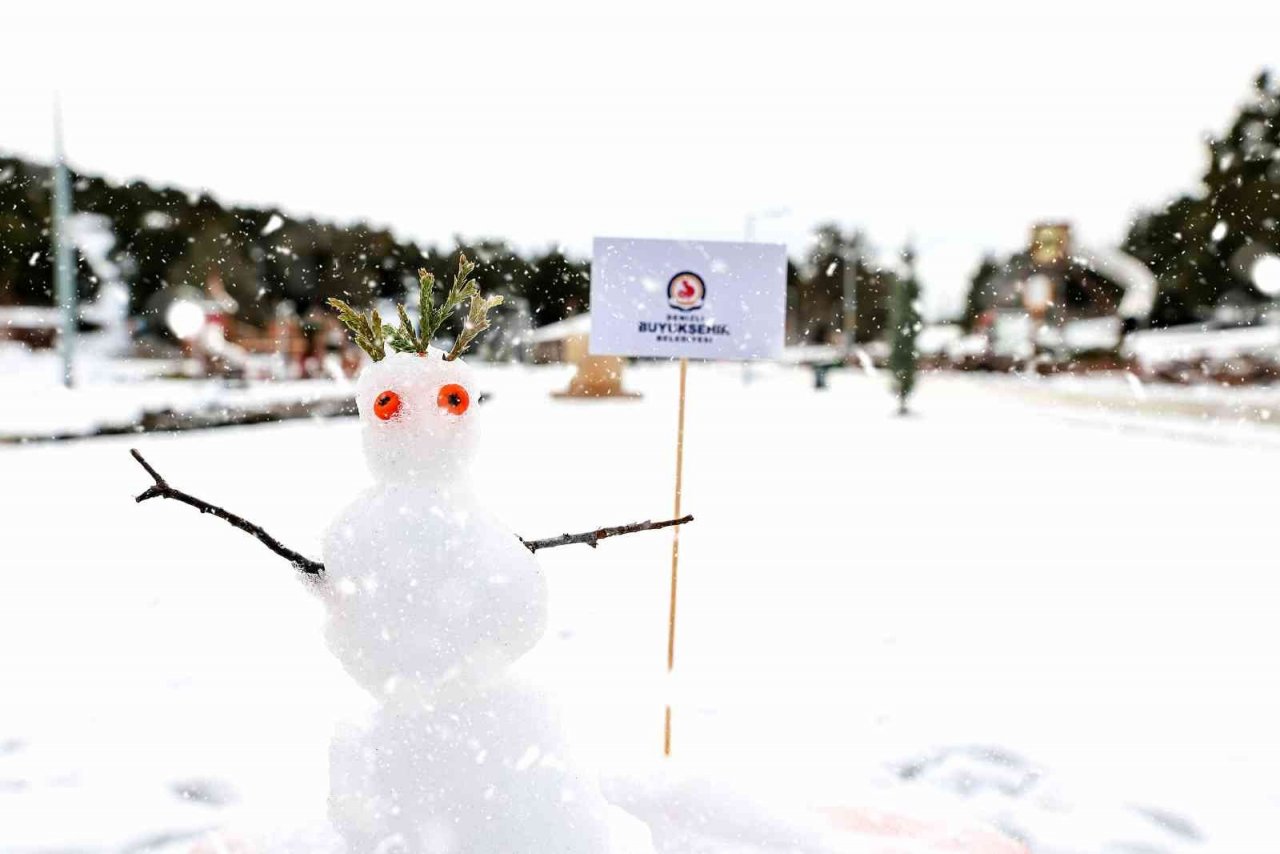 Teleferik beyaza büründü, kayak merkezinde kar kalınlığı 1 metreyi aştı