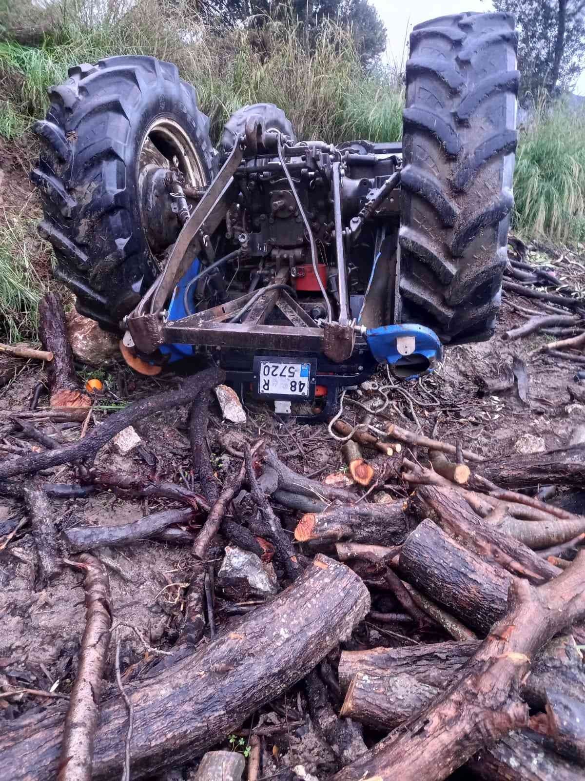 Devrilen traktörün altında kalan sürücü yaralandı