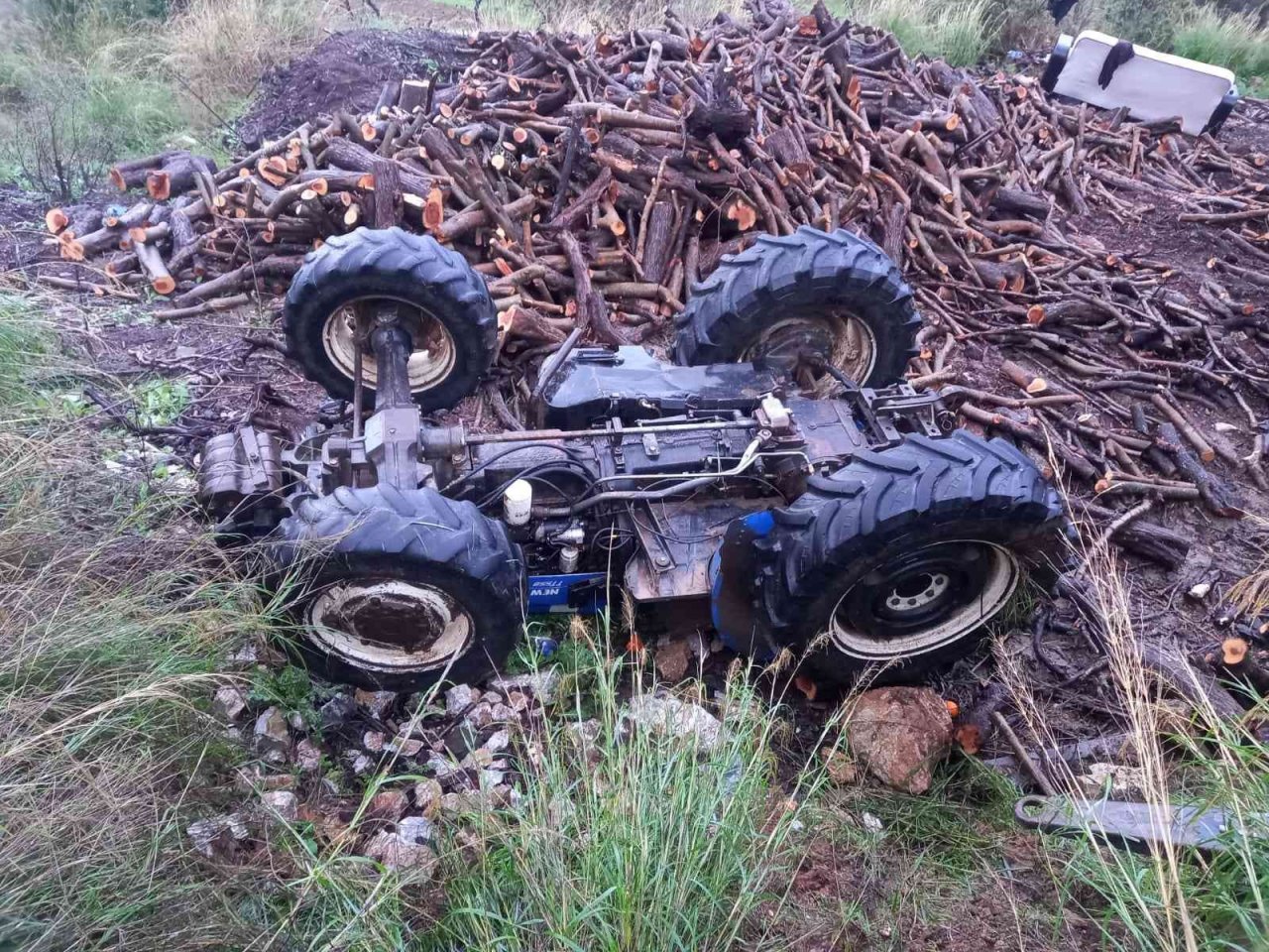 Devrilen traktörün altında kalan sürücü yaralandı