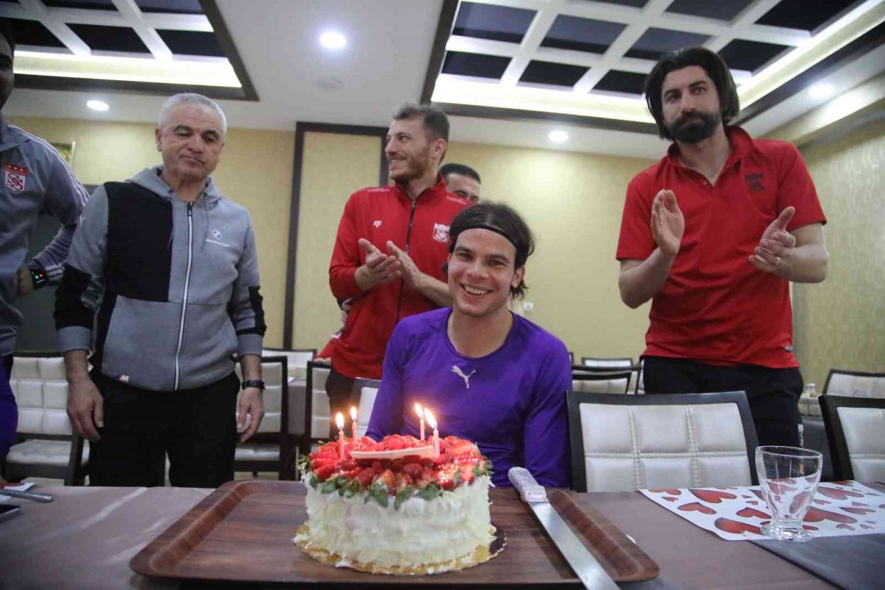 Sivasspor’da Charis Charisis’e sürpriz doğum günü