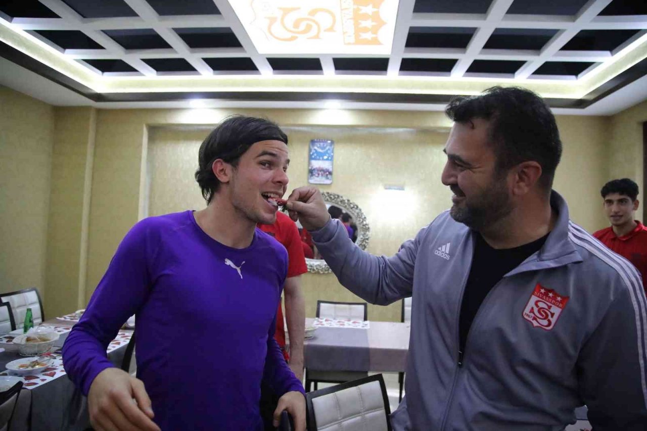 Sivasspor’da Charis Charisis’e sürpriz doğum günü