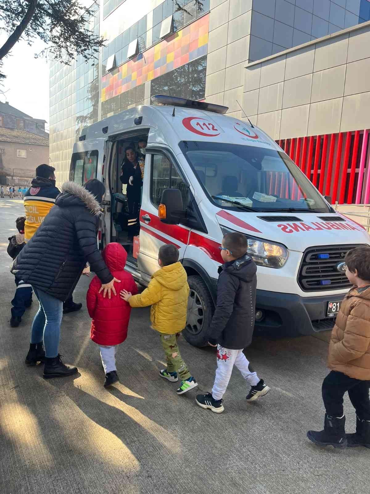 Minik öğrenciler ambulansı tanıdı