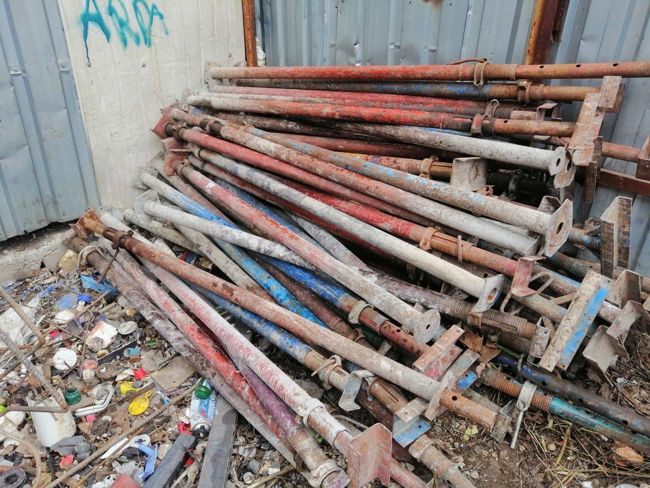 Şantiyeden çalınan inşaat malzemeleri hurdacıda ele geçirildi