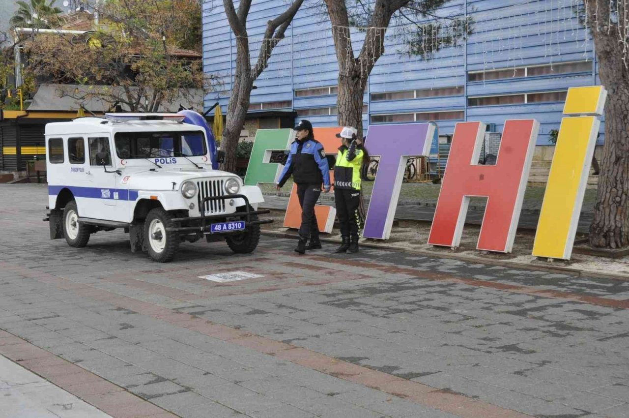 Fethiye’de Turizm Polisi’nin 1954 model nostaljik aracı