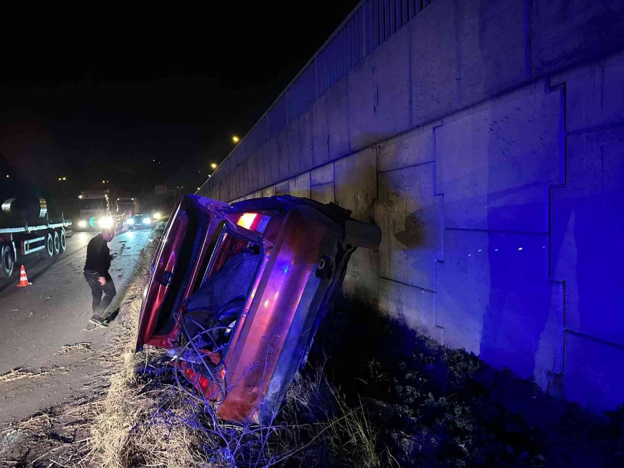 Takla atan otomobil köprü duvarına çarptı: 1 ölü