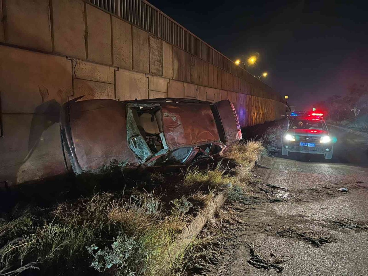 Takla atan otomobil köprü duvarına çarptı: 1 ölü