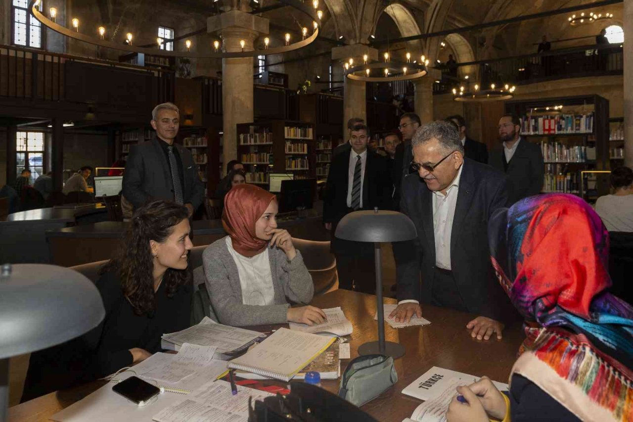 Kayseri’nin kültür hazinesi Büyükşehir Kütüphaneleri’nden 2022’de yaklaşık 2 milyon kişiye hizmet