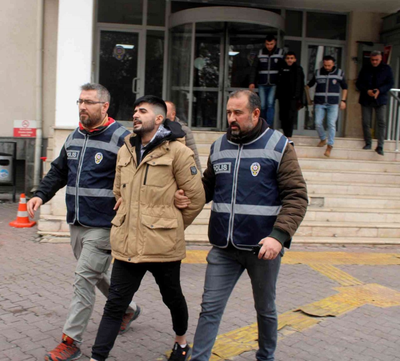 Hırsızlık suçundan aranan şahsın biri bazanın altından diğeri halının arkasından çıktı