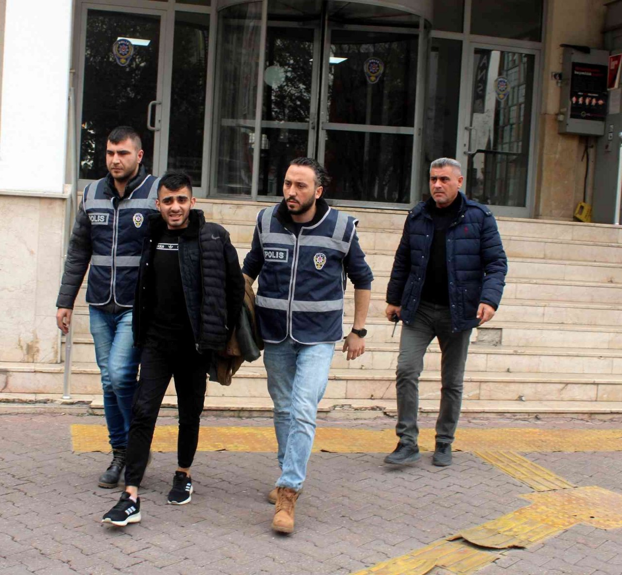 Hırsızlık suçundan aranan şahsın biri bazanın altından diğeri halının arkasından çıktı