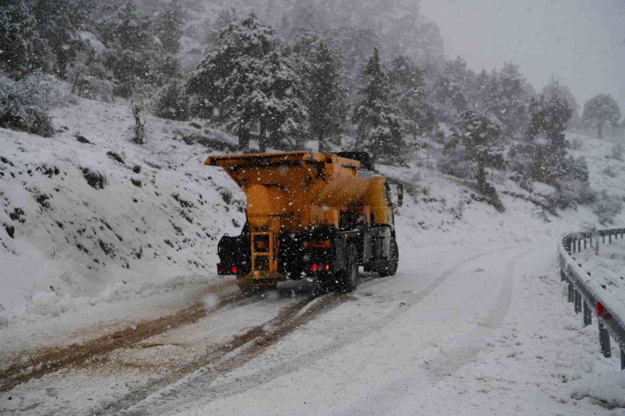 Saklıkent ve Feslikan yaylalarında kar geçit vermedi