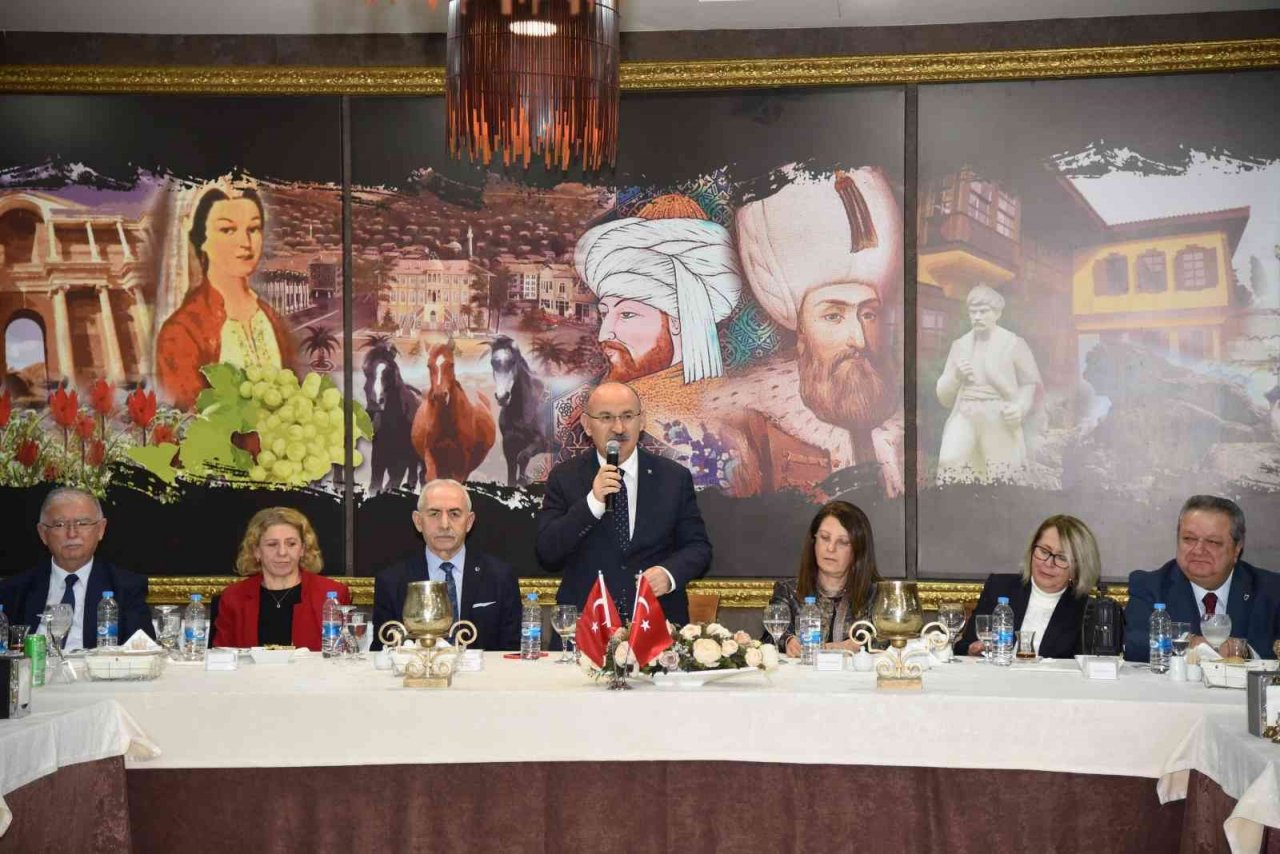 Emekliye ayrılan vali yardımcısı ve kaymakamlara plaket