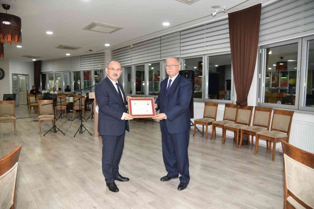 Emekliye ayrılan vali yardımcısı ve kaymakamlara plaket