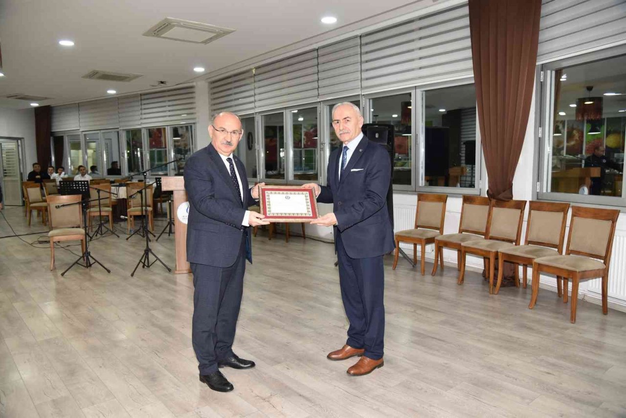 Emekliye ayrılan vali yardımcısı ve kaymakamlara plaket