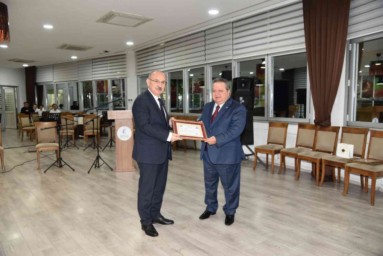 Emekliye ayrılan vali yardımcısı ve kaymakamlara plaket