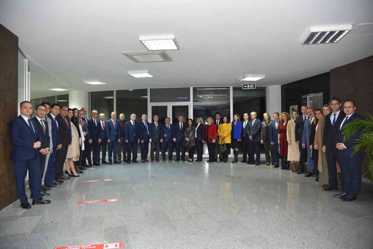 Emekliye ayrılan vali yardımcısı ve kaymakamlara plaket
