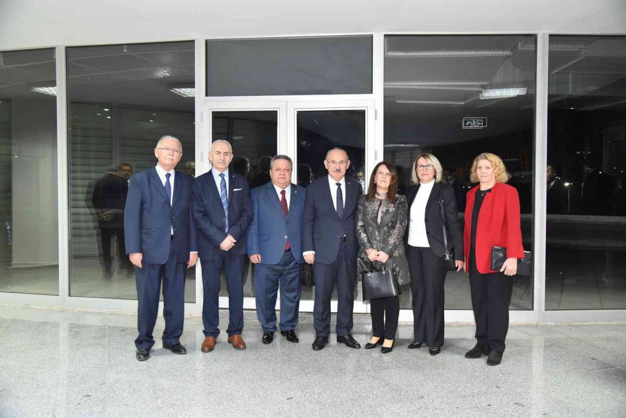 Emekliye ayrılan vali yardımcısı ve kaymakamlara plaket