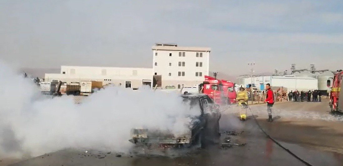 Mardin’de seyir halindeki otomobil alev alev yandı