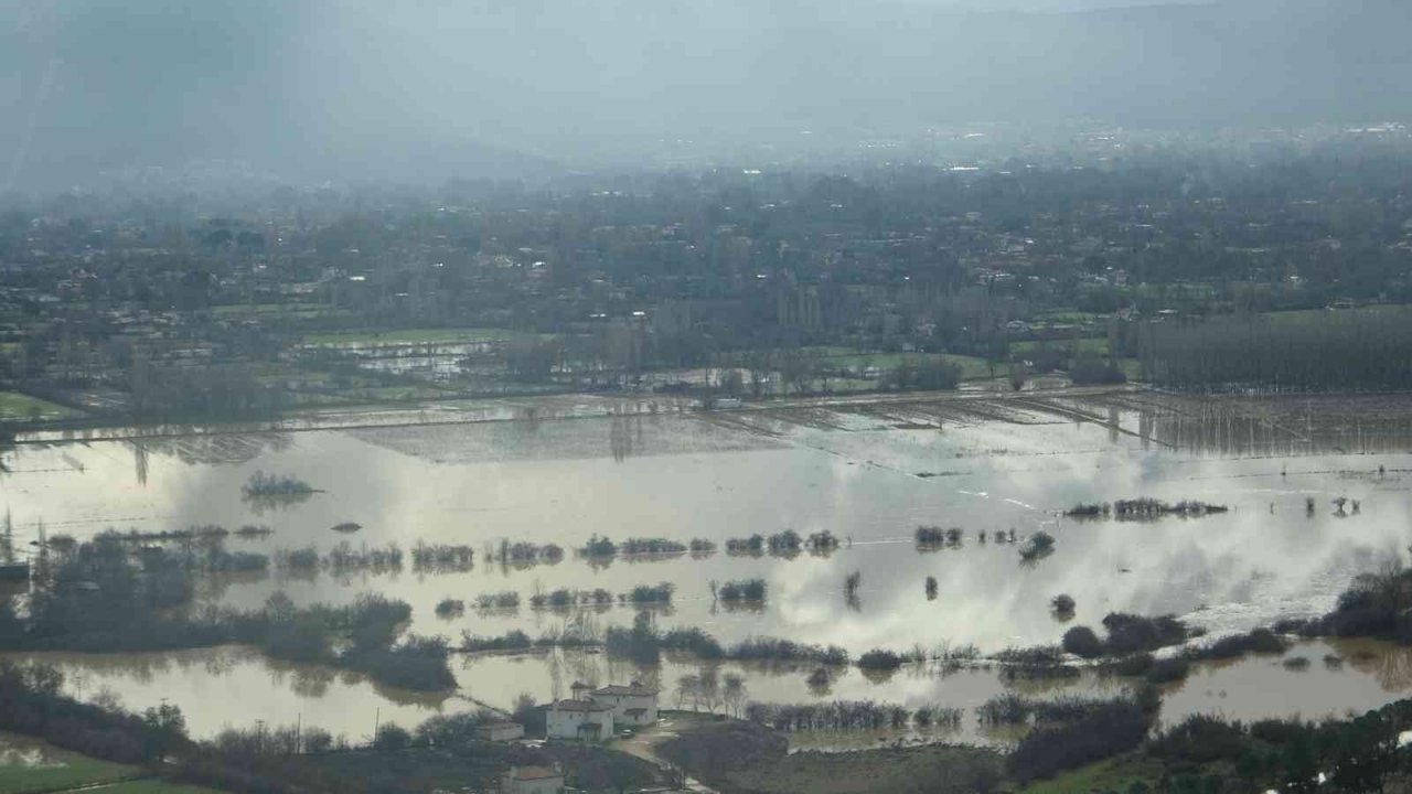 Karabağlar Yaylası yağışlar sonrası göle döndü