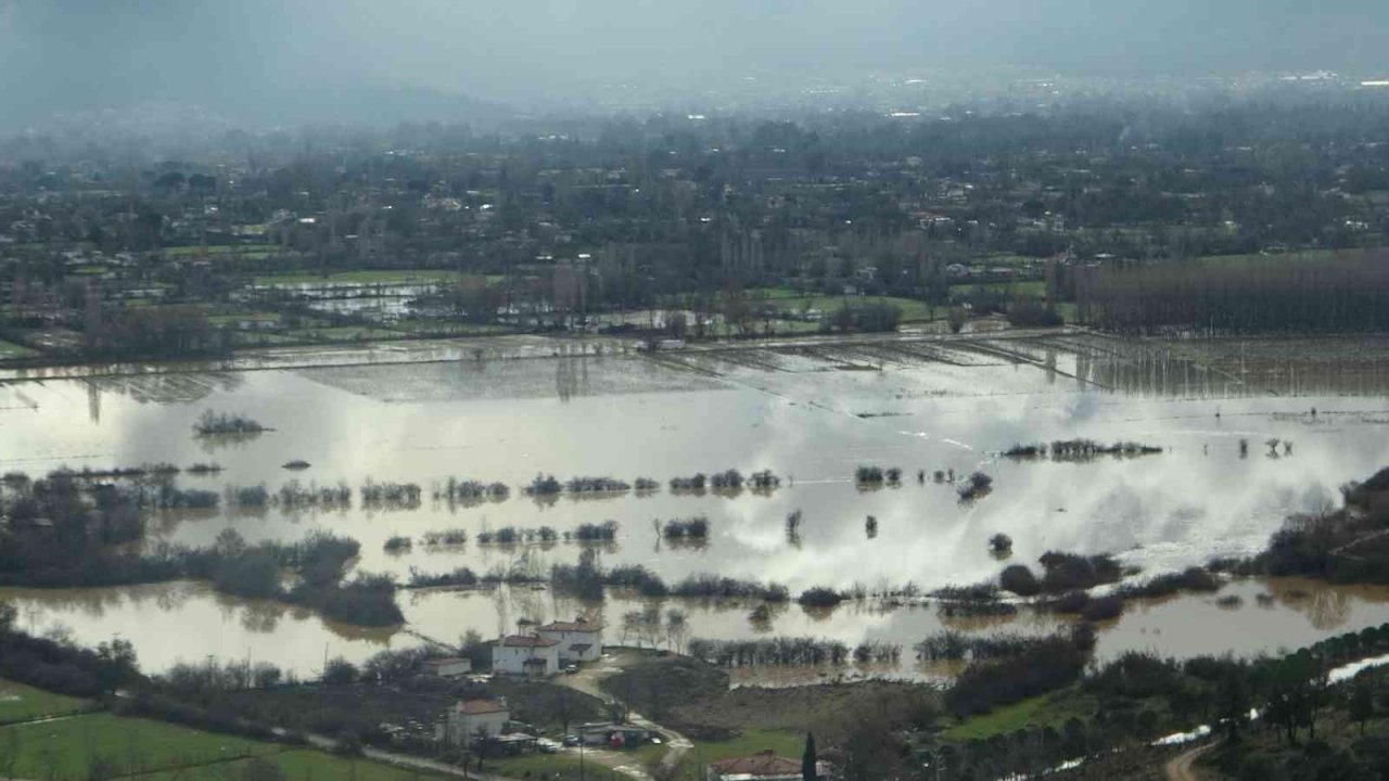 Karabağlar Yaylası yağışlar sonrası göle döndü
