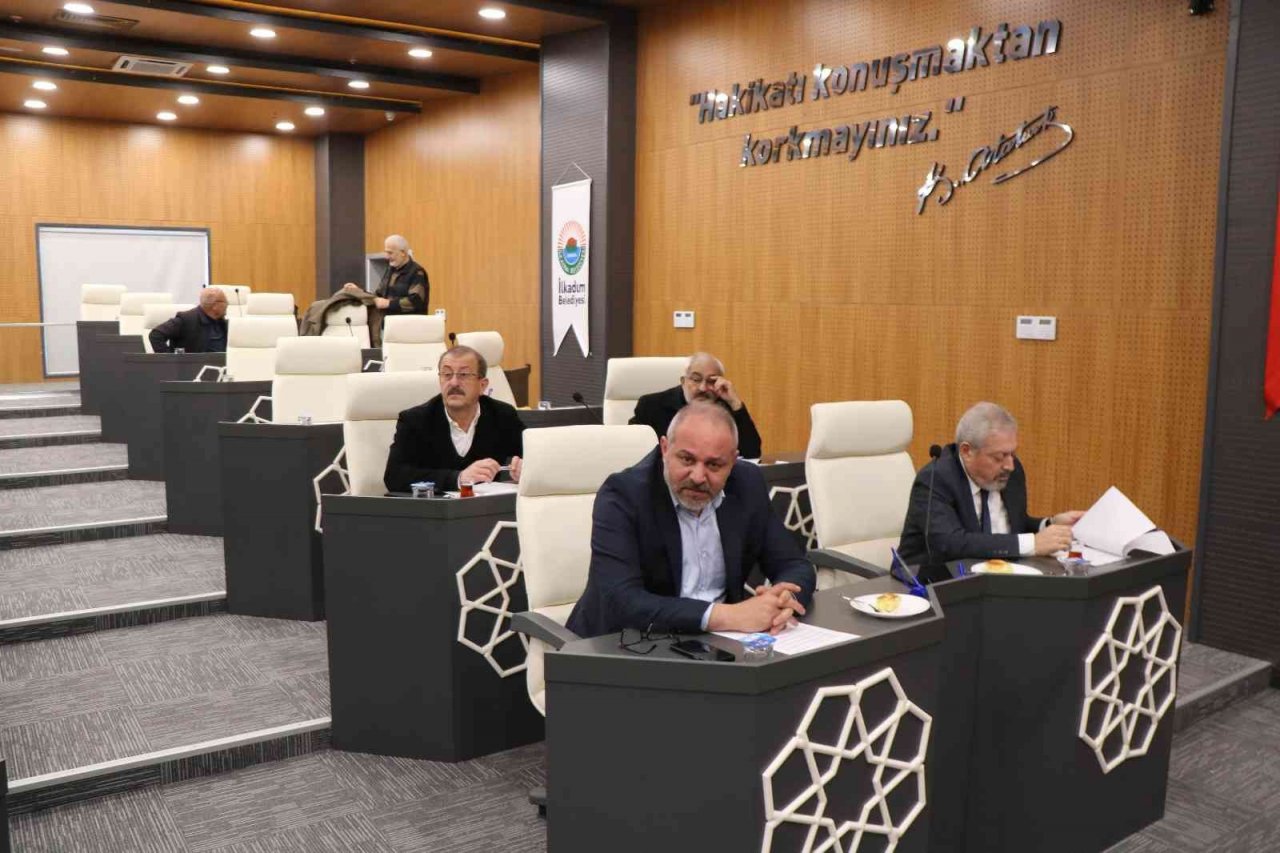 İlkadım meclisi olağanüstü toplandı, maaşları belirledi