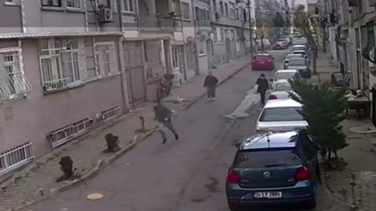 Yolda yürürken elindeki cep telefonunu kaptırdı