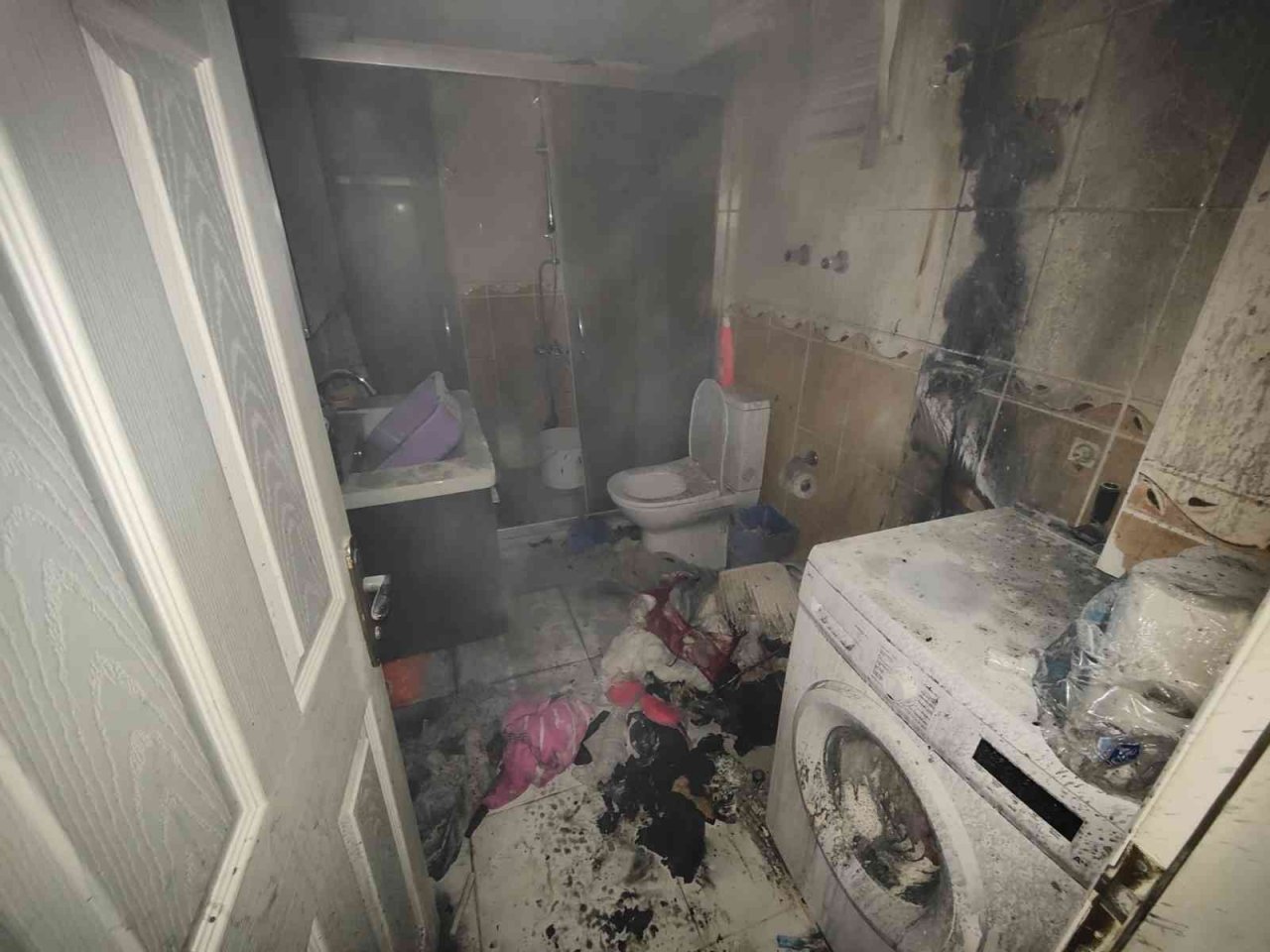 Saç kurutma makinesi evi yaktı