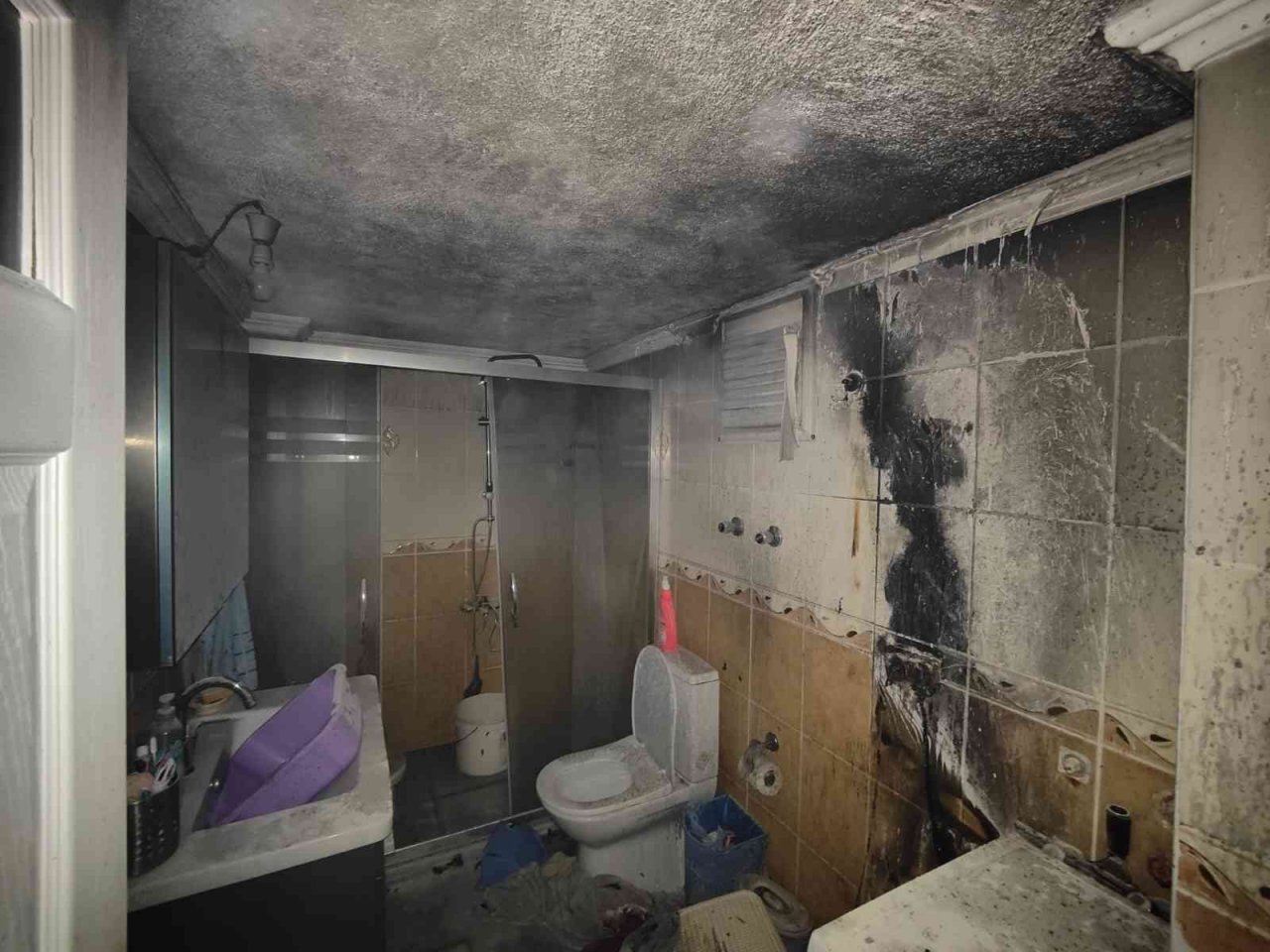 Saç kurutma makinesi evi yaktı