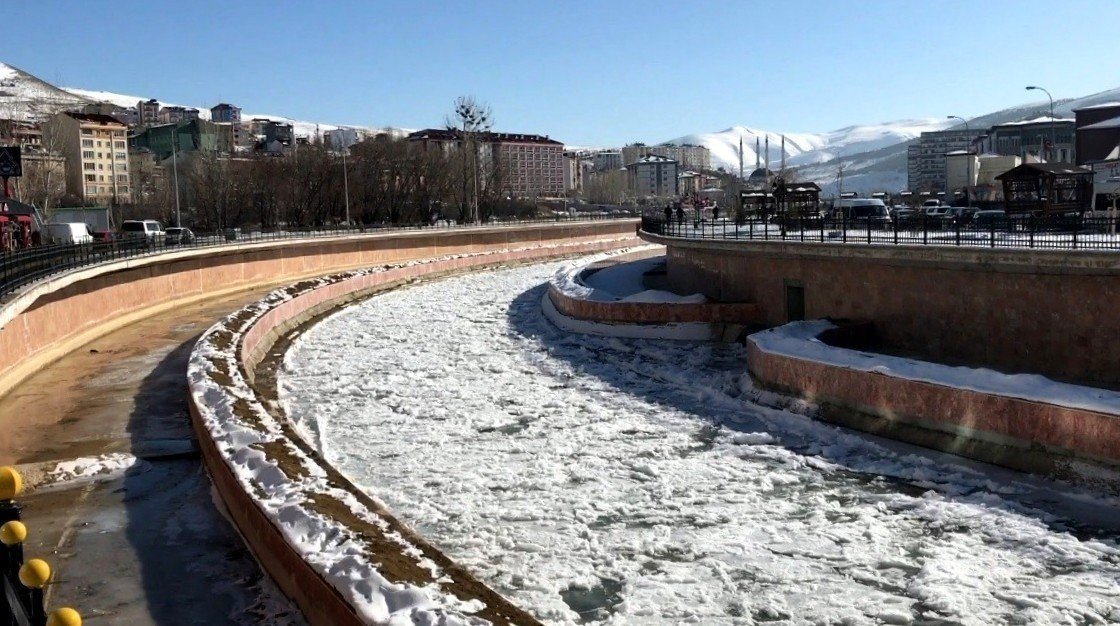 Soğuk hava Bayburt ve Erzincan’da akarsuları dondurdu