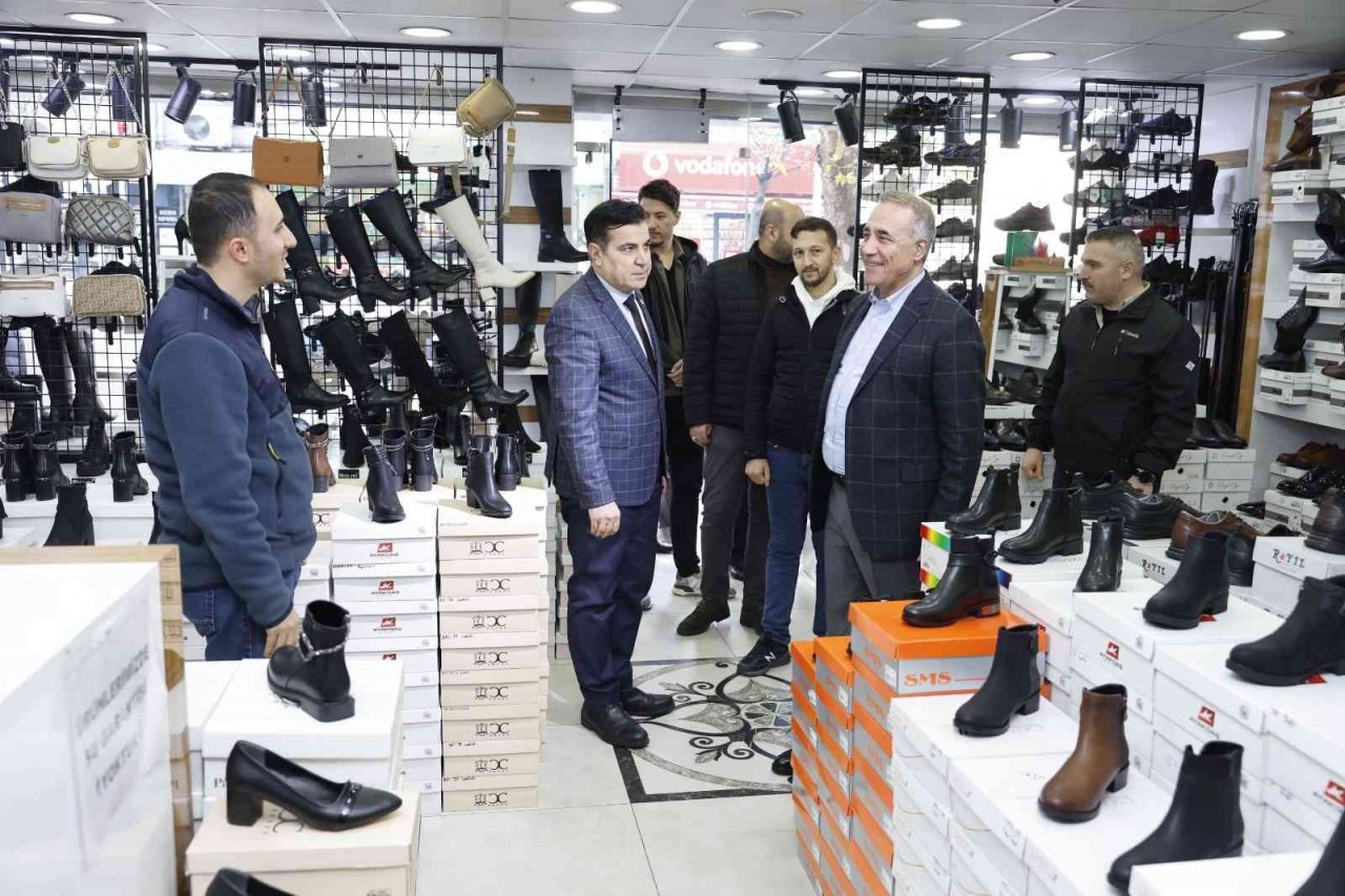 Başkan Dursun esnafla bir arada