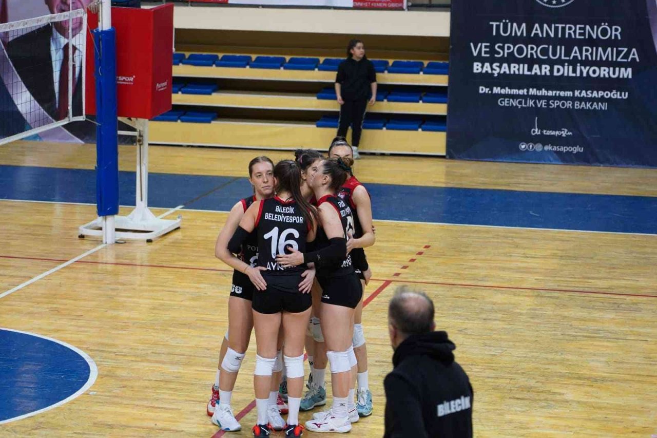 TVF Kadınlar 2. Ligi temsilcisi Bilecik Belediye Spor Kadın Voleybol Takımı evinde set alamadı