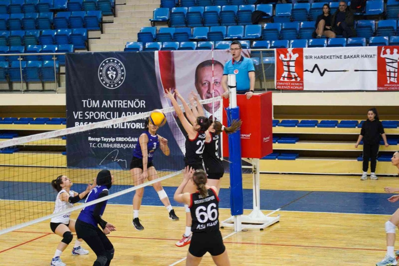 TVF Kadınlar 2. Ligi temsilcisi Bilecik Belediye Spor Kadın Voleybol Takımı evinde set alamadı