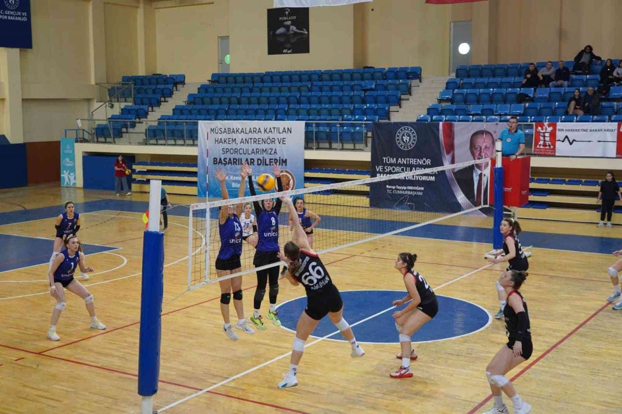 TVF Kadınlar 2. Ligi temsilcisi Bilecik Belediye Spor Kadın Voleybol Takımı evinde set alamadı