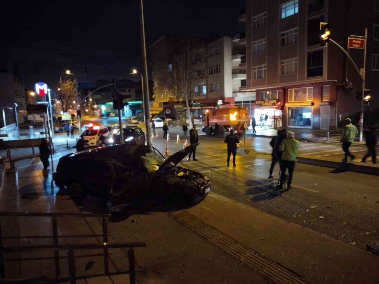Ümraniye’de İETT otobüsü ile otomobil çarpıştı: 1’i ağır 5 yaralı