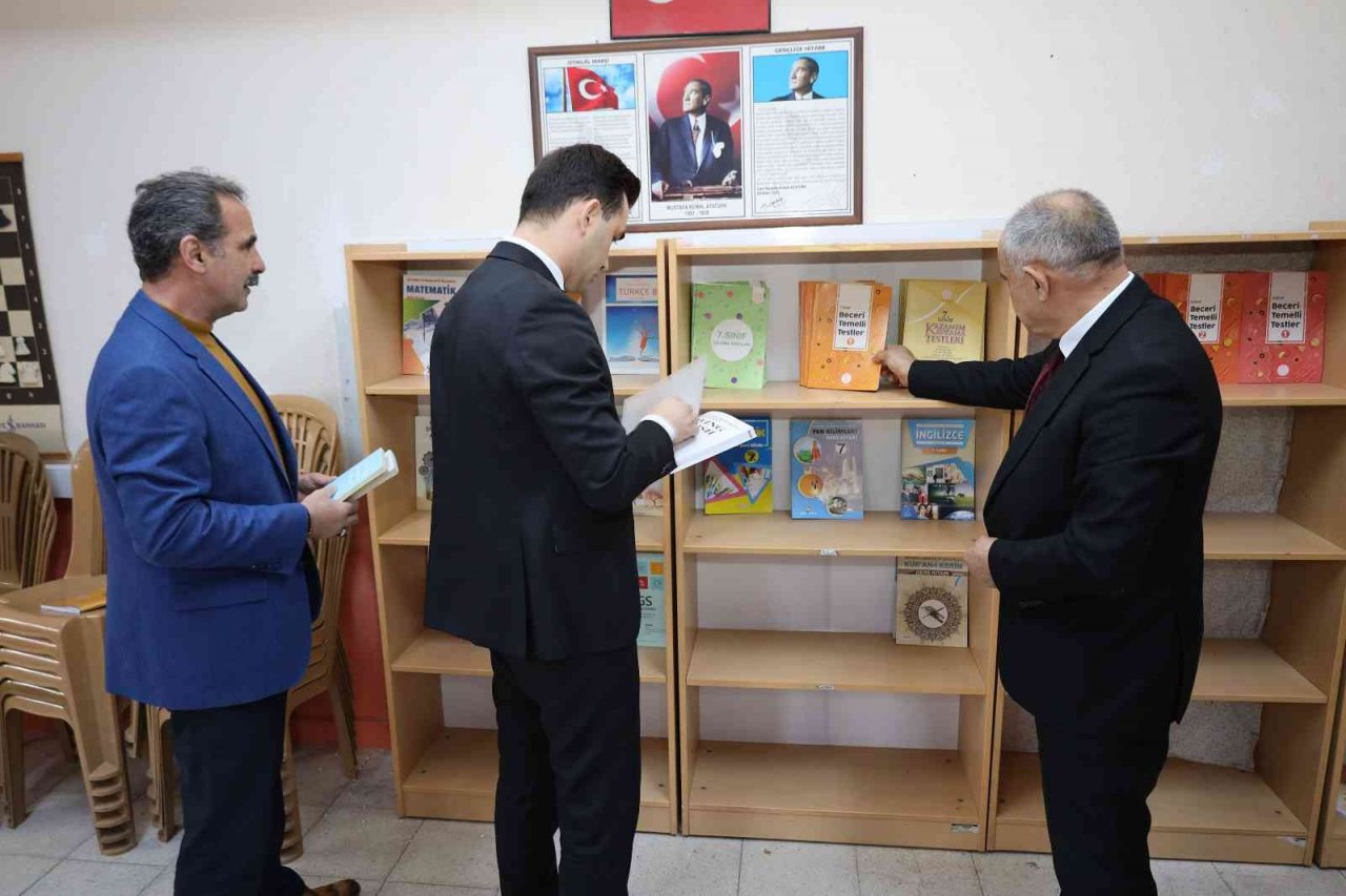 Yahyalı Belediyesi köy okullarına 5 bin kitap dağıttı