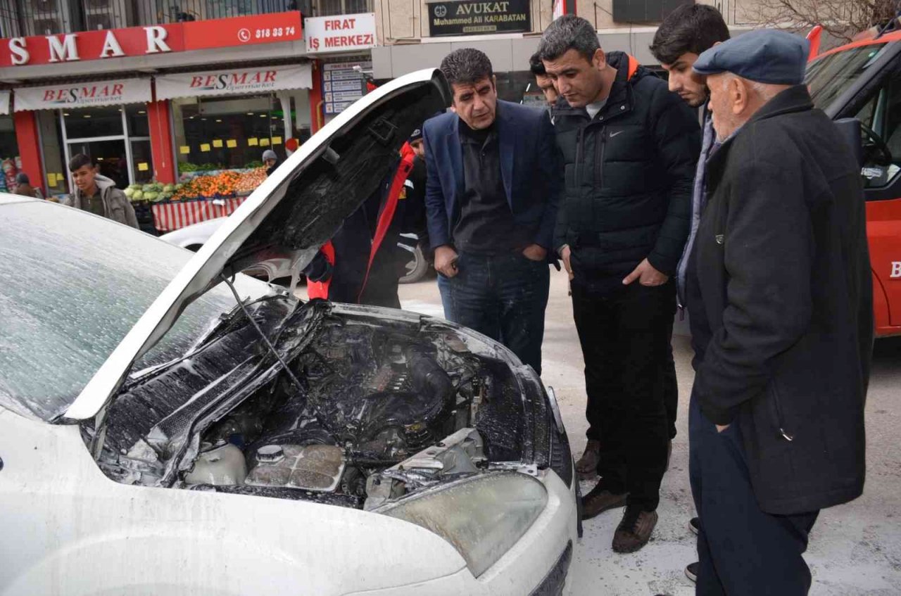 Seyir halindeki otomobil alev aldı