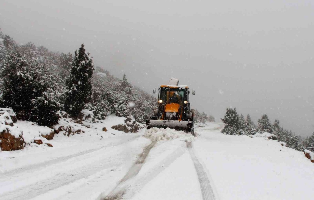 Korkuteli’de karla yoğun mücadele