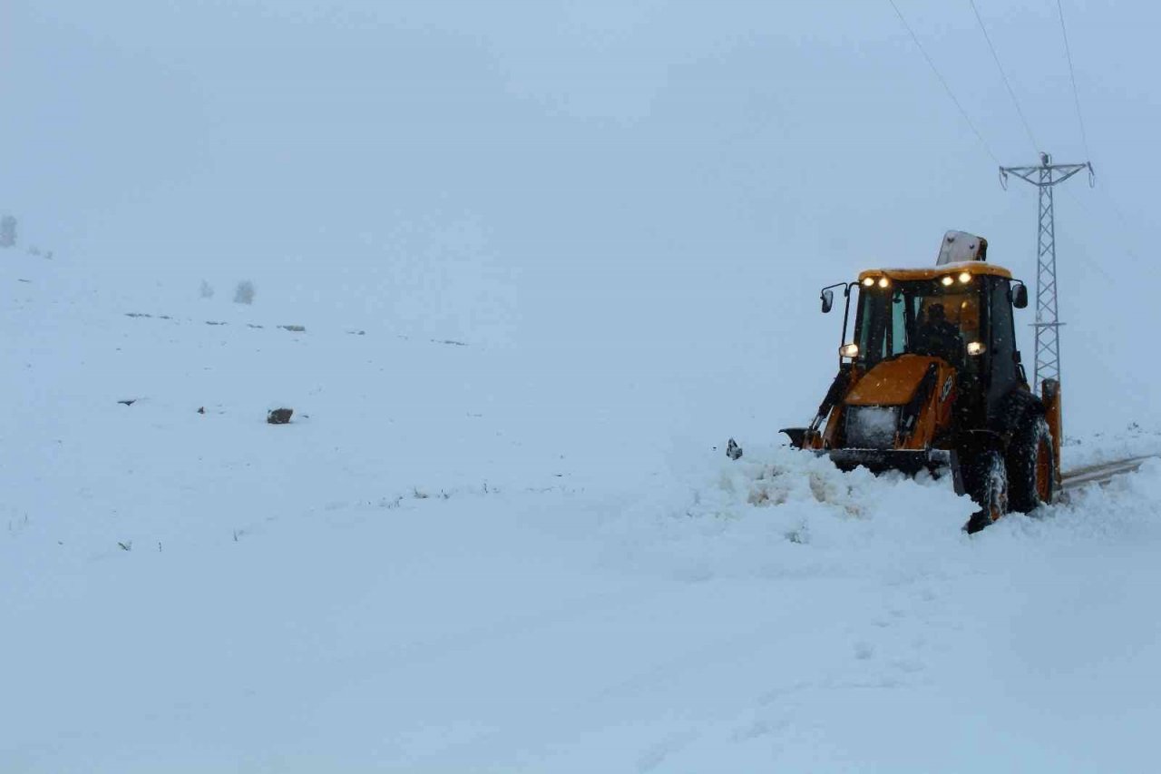 Korkuteli’de karla yoğun mücadele