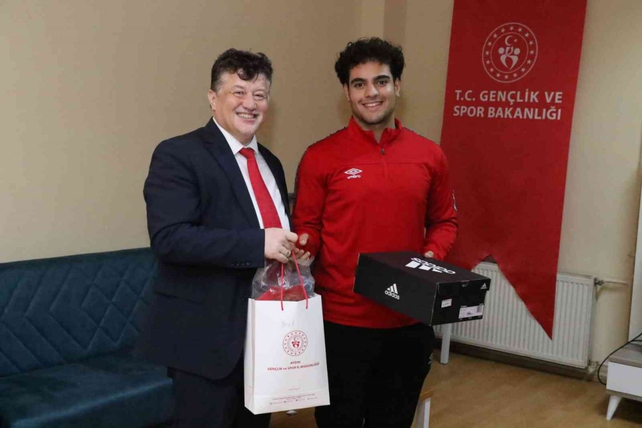 Sporcu eğitim merkezinde moral yemeği